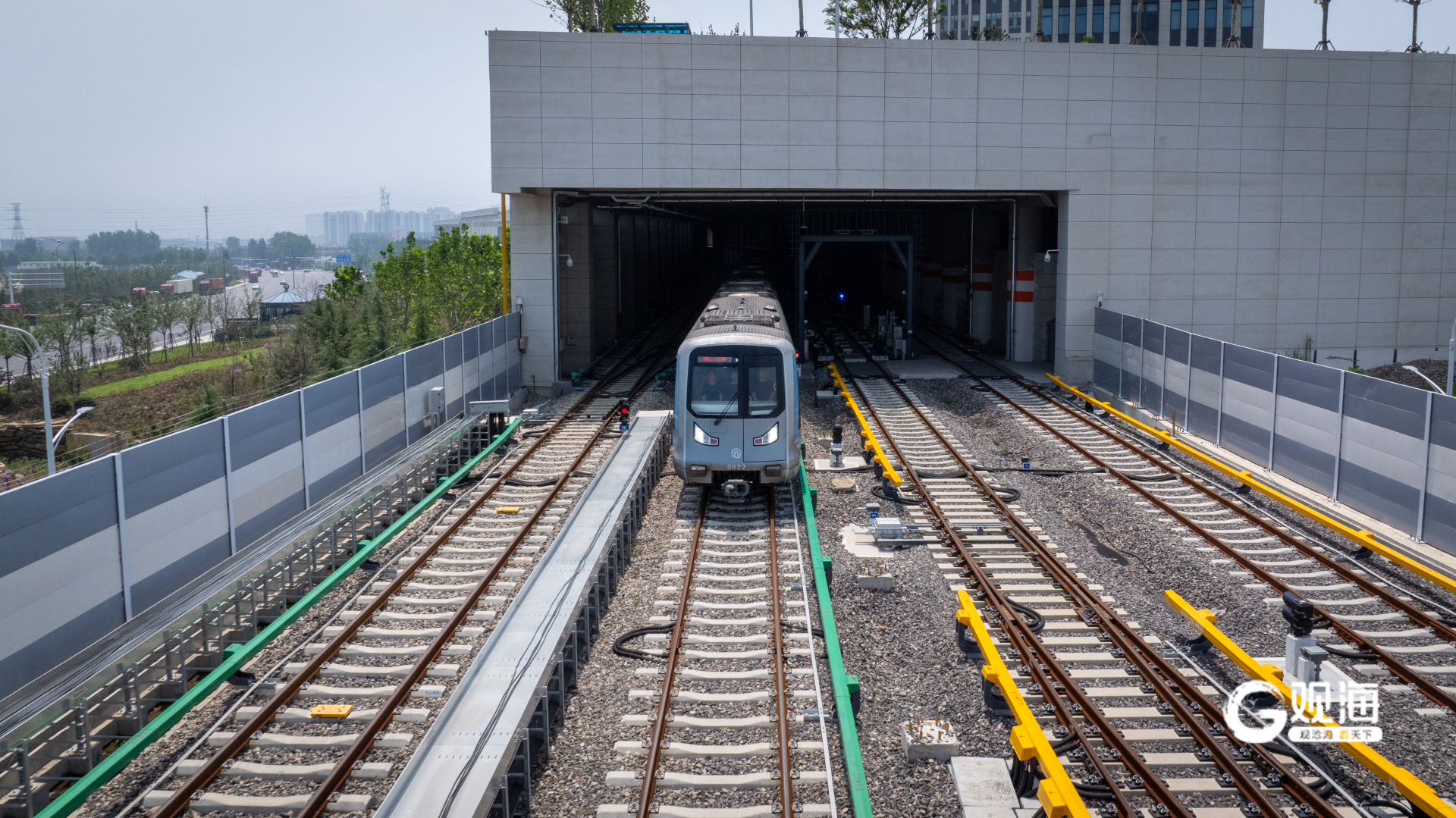 青岛地铁集团协同研发国内城轨首个人工智能垂域大模型，6号线TACS入选国家级示范工程。