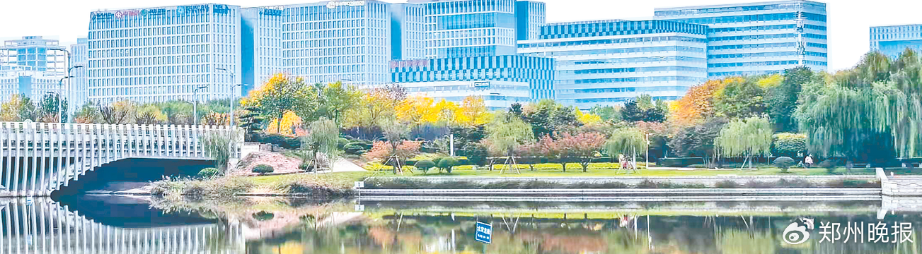 波光粼粼的天健湖映照着鳞次栉比的科创园区 王长青 摄