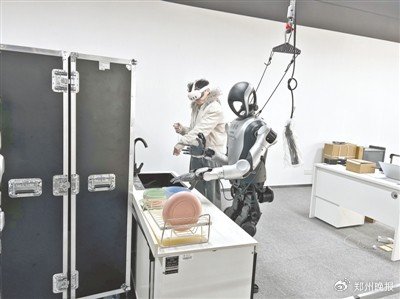 郑州大学人形机器人创新中心机器人训练 本报记者 刘地 摄