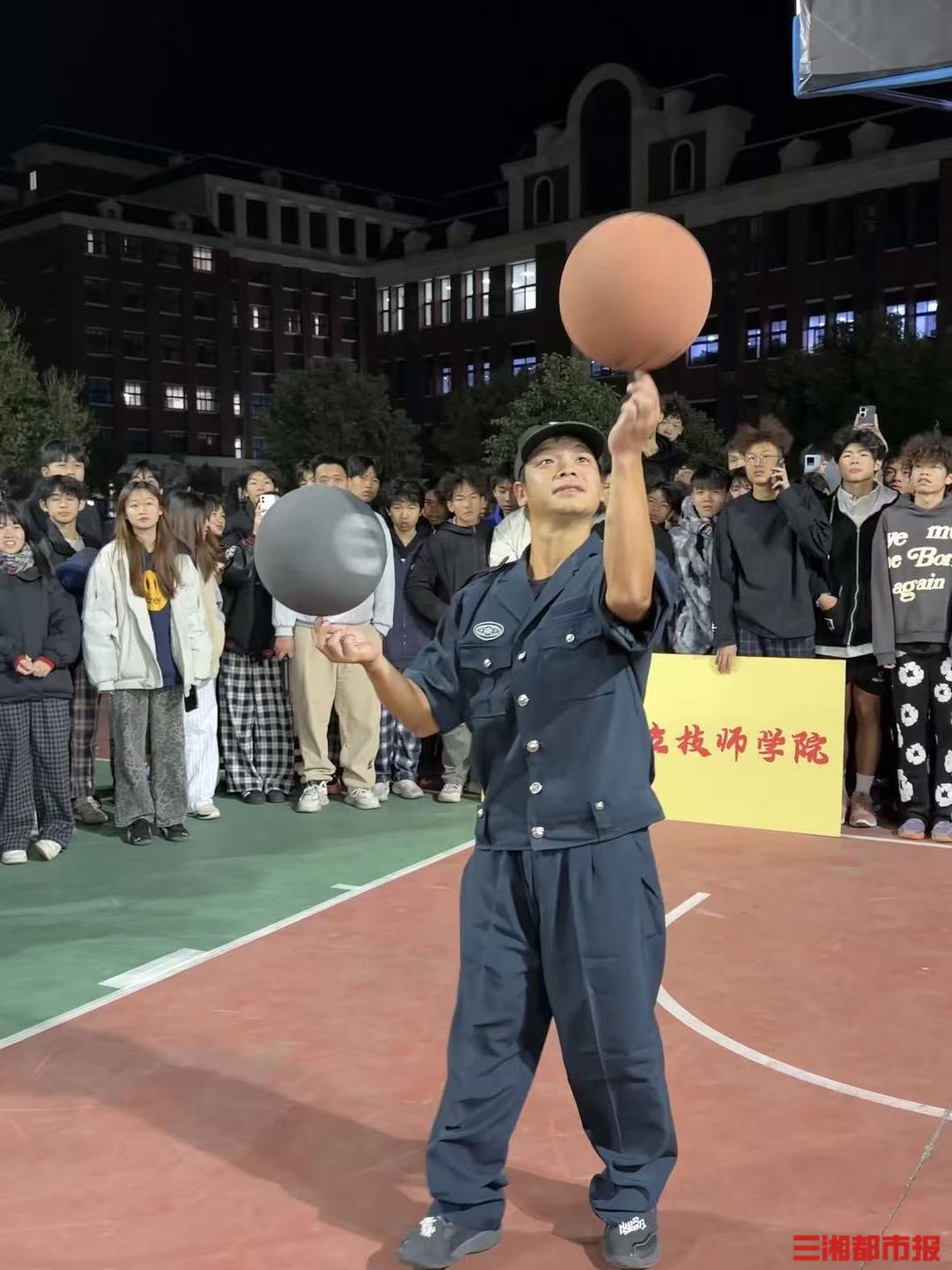 穿着保安服的“草根球王”，15年热爱从未离场