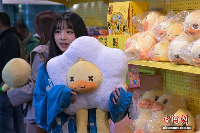 1月12日，香港貿易發展局舉辦的第52屆香港玩具展在香港會議展覽中心揭幕。圖為一名觀眾與玩偶合照。中新社記者 陳永諾 攝