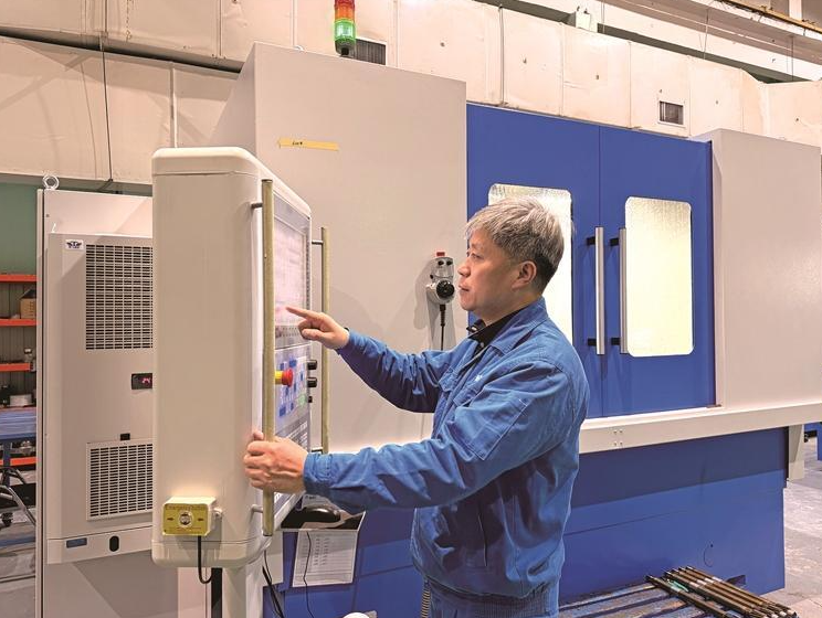 1月9日，秦川机床总装一车间装配钳工、特级技师侯海峰在测试机床。