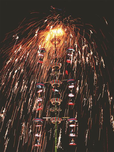 　　药发木偶表演火树银花。张俊 摄