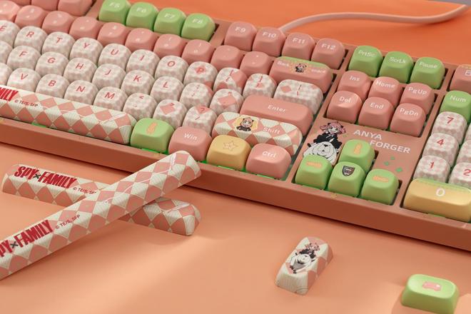 Akko推出5108B Plus《间谍过家家》阿尼亚联名三模键盘，399元