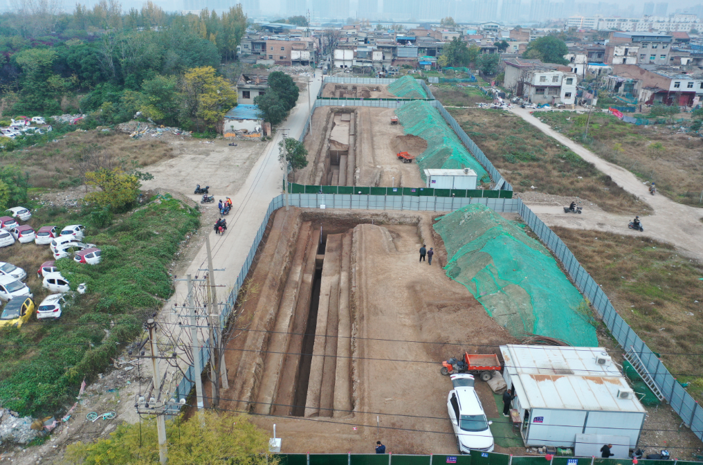 阿房宫前殿2025年考古发掘区总览航拍照（自南向北）