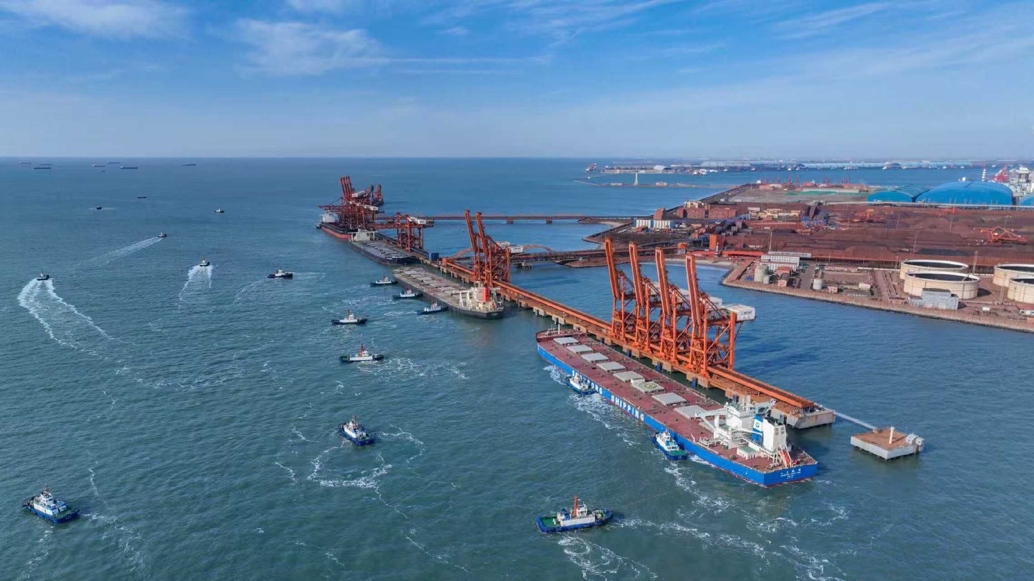 繁忙的河北唐山曹妃甸港区矿石码头。卢铭摄