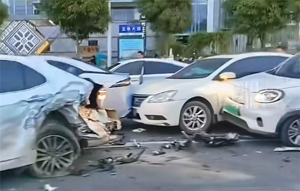 阿维塔回应广西南宁15辆车连撞交通事故：未开启辅助驾驶