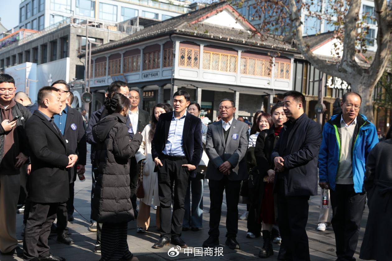 与会者走访湖滨路步行街。