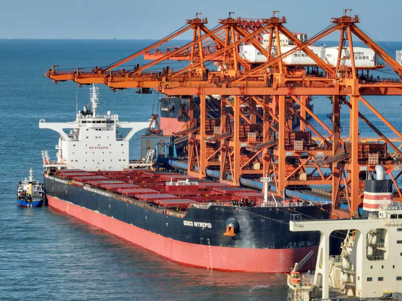 轮船靠泊在河北唐山曹妃甸港区矿石码头卸载矿物。卢铭摄