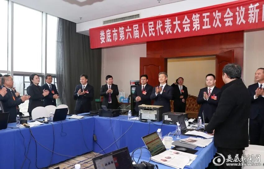 △在市六届人大五次会议新闻中心，曾超群与一线新闻工作者亲切交流。娄底日报全媒体记者 刘新山 摄