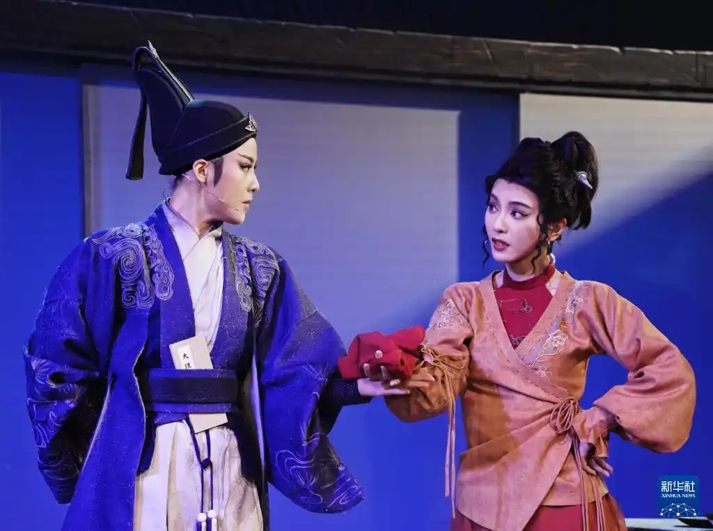 越劇演員陳麗君（左）和李雲霄演出新編越劇《新龍門客棧》。圖源：新華社