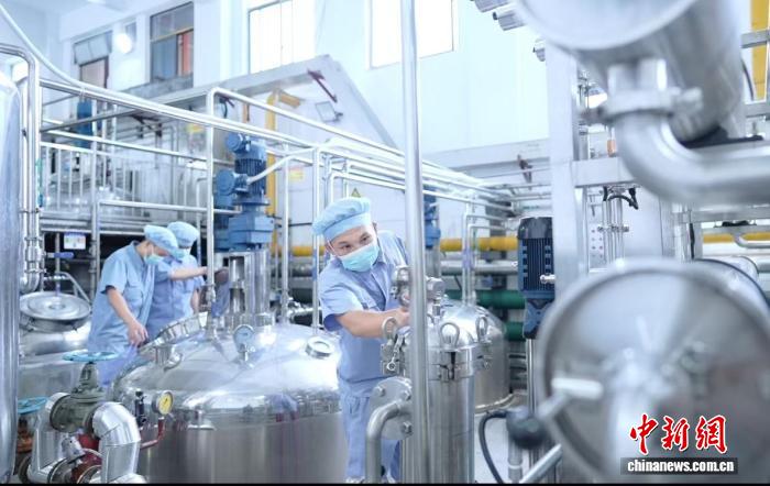 圖為海南華研膠原科技股份有限公司內,工人正在進行生產。(海南華研膠原科技股份有限公司 供圖)