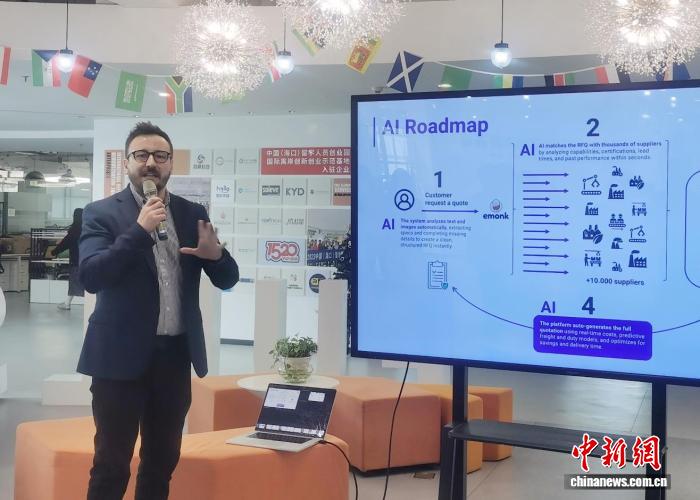 圖為海南億盟購國際貿易有限公司首席運營官黃龍向記者介紹公司運營情況。中新網記者 張茜翼 攝