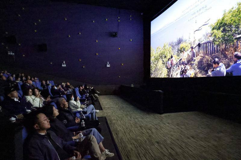 影迷在昆明百老彙影城共同觀看電影《翠湖》。胡妤雅 攝