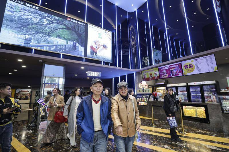 影迷在昆明百老彙影城共同觀看電影《翠湖》。胡妤雅 攝