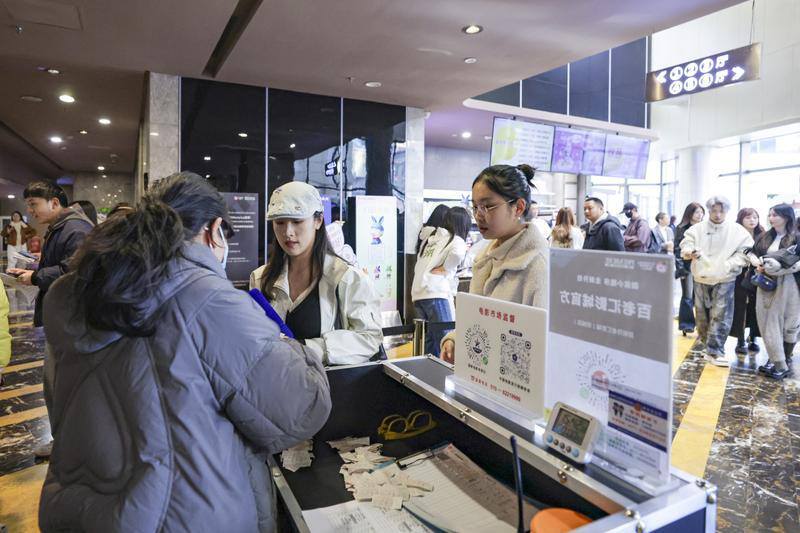 影迷驗票進場觀影。胡妤雅 攝