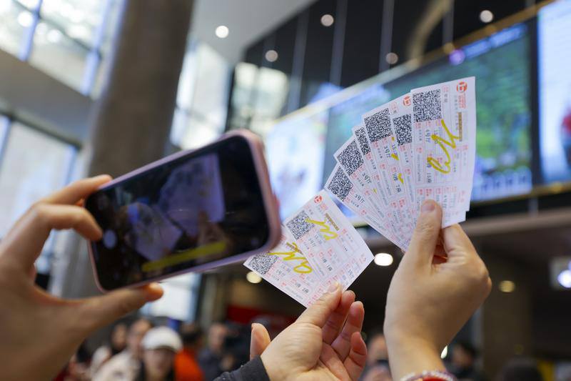 影迷在電影院打卡電影《翠湖》導演卞灼簽名的電影票。胡妤雅 攝