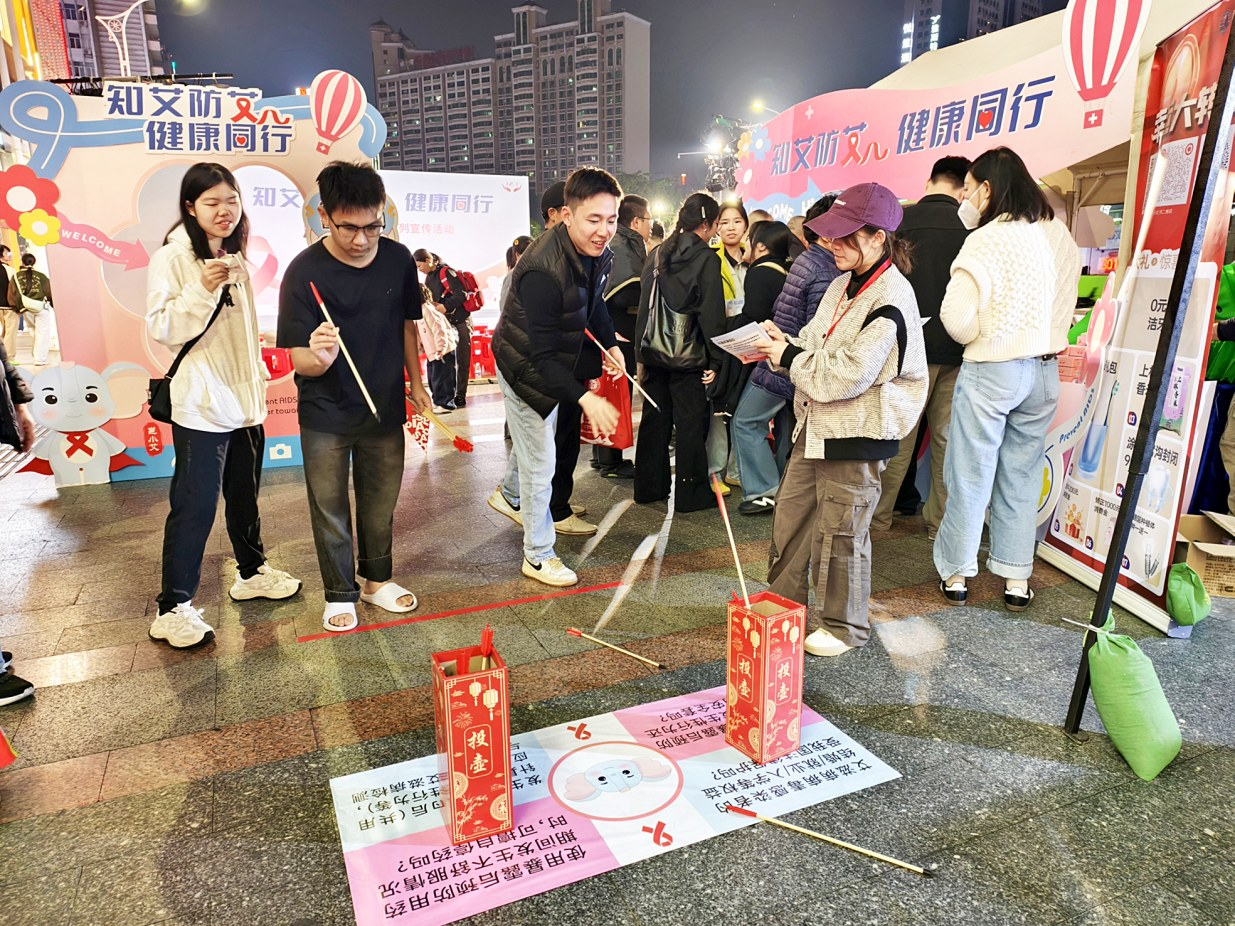     市民参加互动游戏、有奖问答赢取药膳锤、健康礼包等好礼。本报记者宋延康 摄