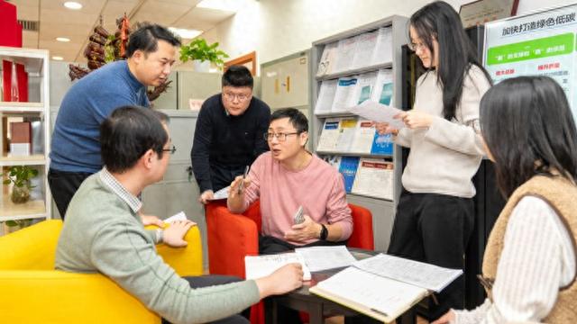 虹口区绿色低碳产业专班人员开展绿色低碳工作部署 杨伯荣摄