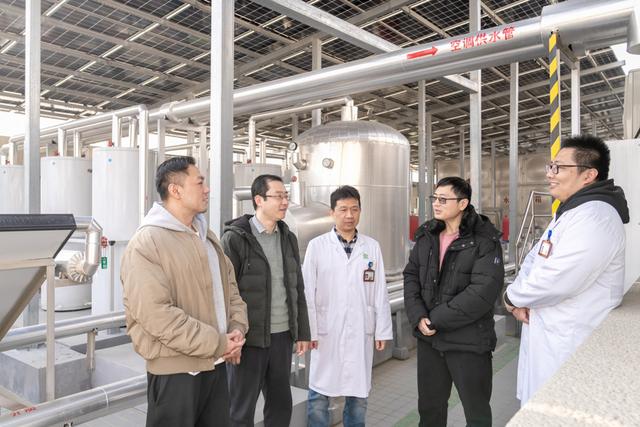 虹口区绿色低碳产业专班现场调研中西医结合医院屋顶光伏项目。杨伯荣摄