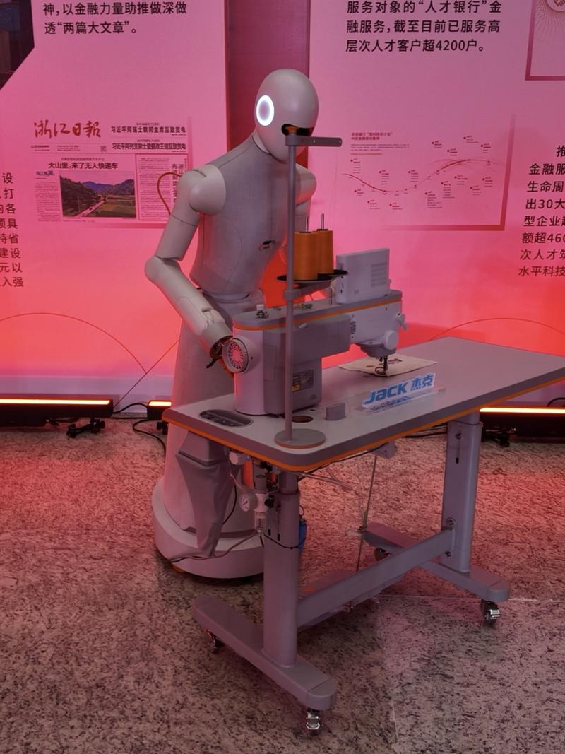 机器人正在使用缝纫机。新京报贝壳财经记者俞金旻 摄