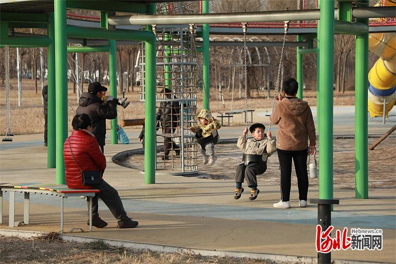 1月15日，人们在石家庄市井陉矿区体育公园内活动。 谷斌杰摄