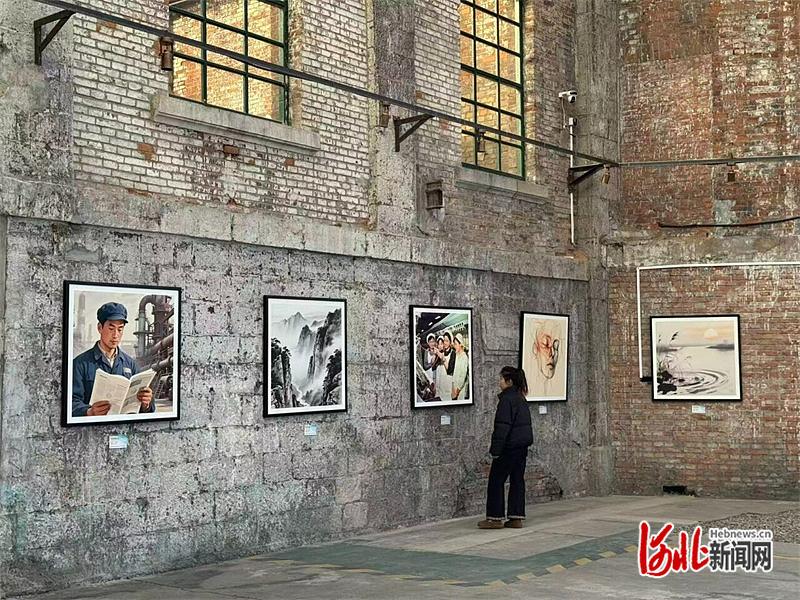 1月13日，游客在石家庄市井陉矿区“正丰1912”参观。河北日报记者 常方圆摄