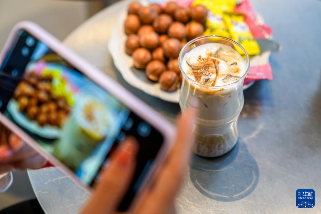 2026年1月5日，一名顧客在雲南省臨滄市一家咖啡店內品嚐堅果和堅果風味的咖啡。新華社記者 彭奕凱 攝
