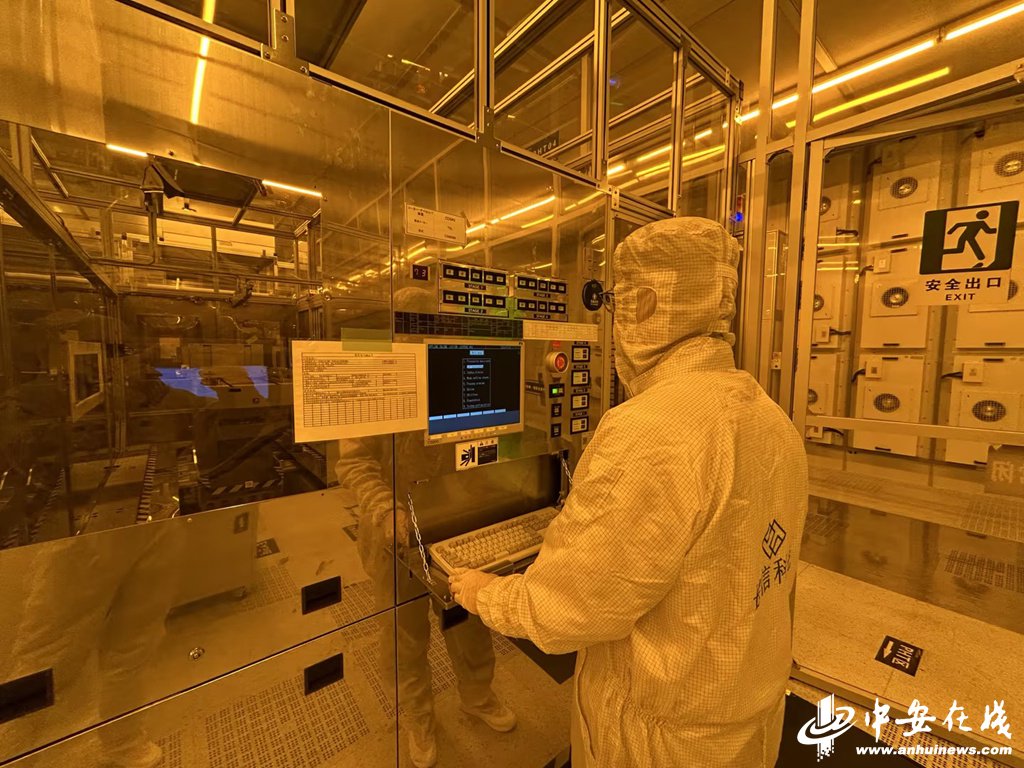 技術人員在黃光區進行高精度曝光recipe調試及優化