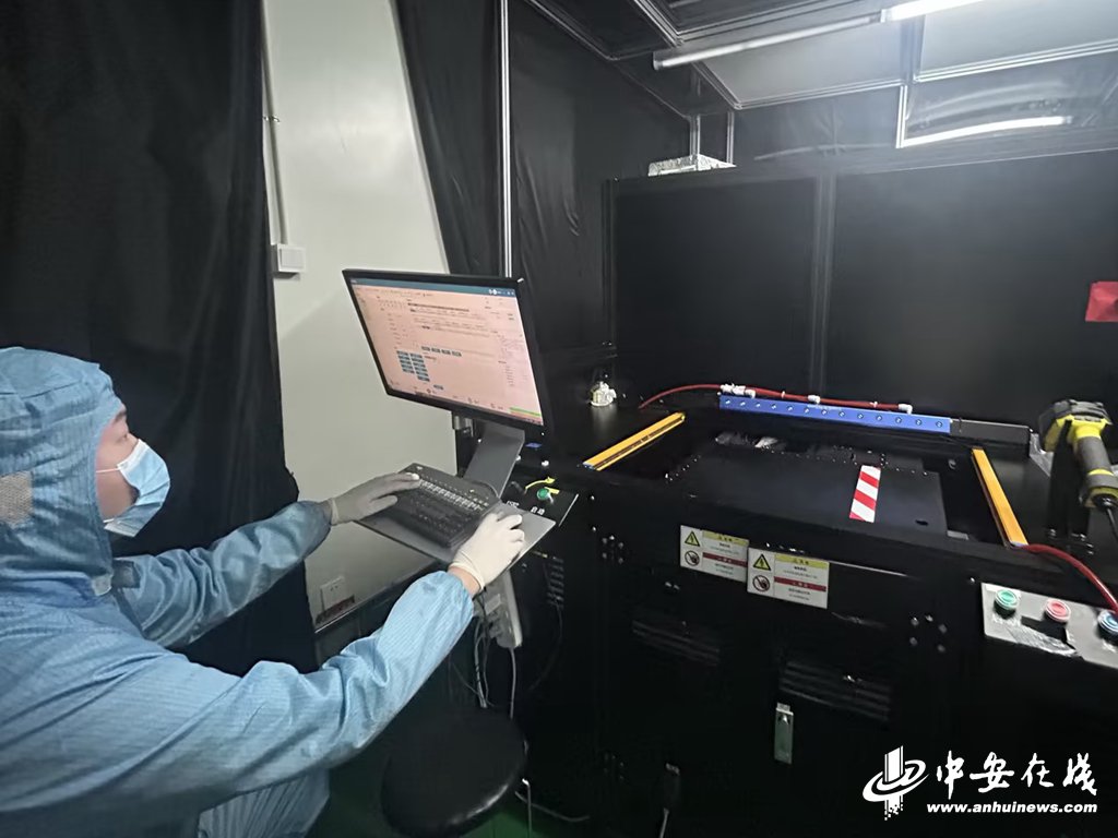 技術人員在進行CT測試，使用非固定探針壓接產品用於產出玻璃的初步檢測，可檢測玻璃壞線、mura等缺陷