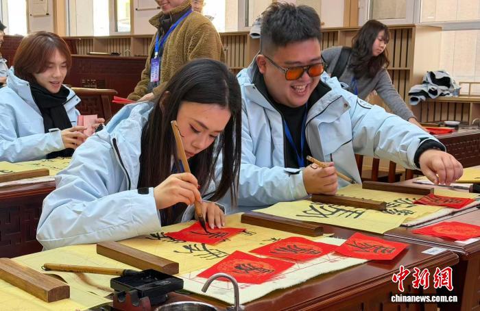 台灣青年與新疆師範大學參團誌願者共同體驗書法課程。張家偉 攝