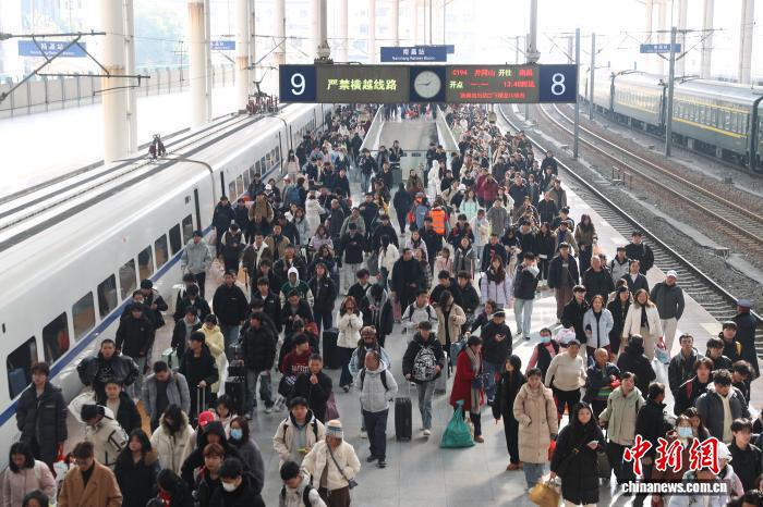 圖為江西南昌站，旅客從站台上走過。(資料圖)劉力鑫 攝