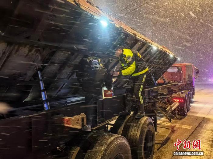 民警救助被困車輛。武漢公安供圖