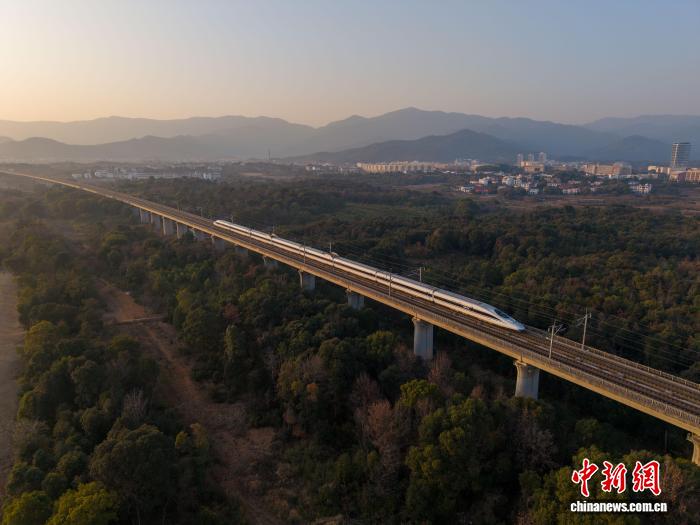 圖為江西南昌，高鐵列車飛馳而過。(資料圖)王誌鑫 攝