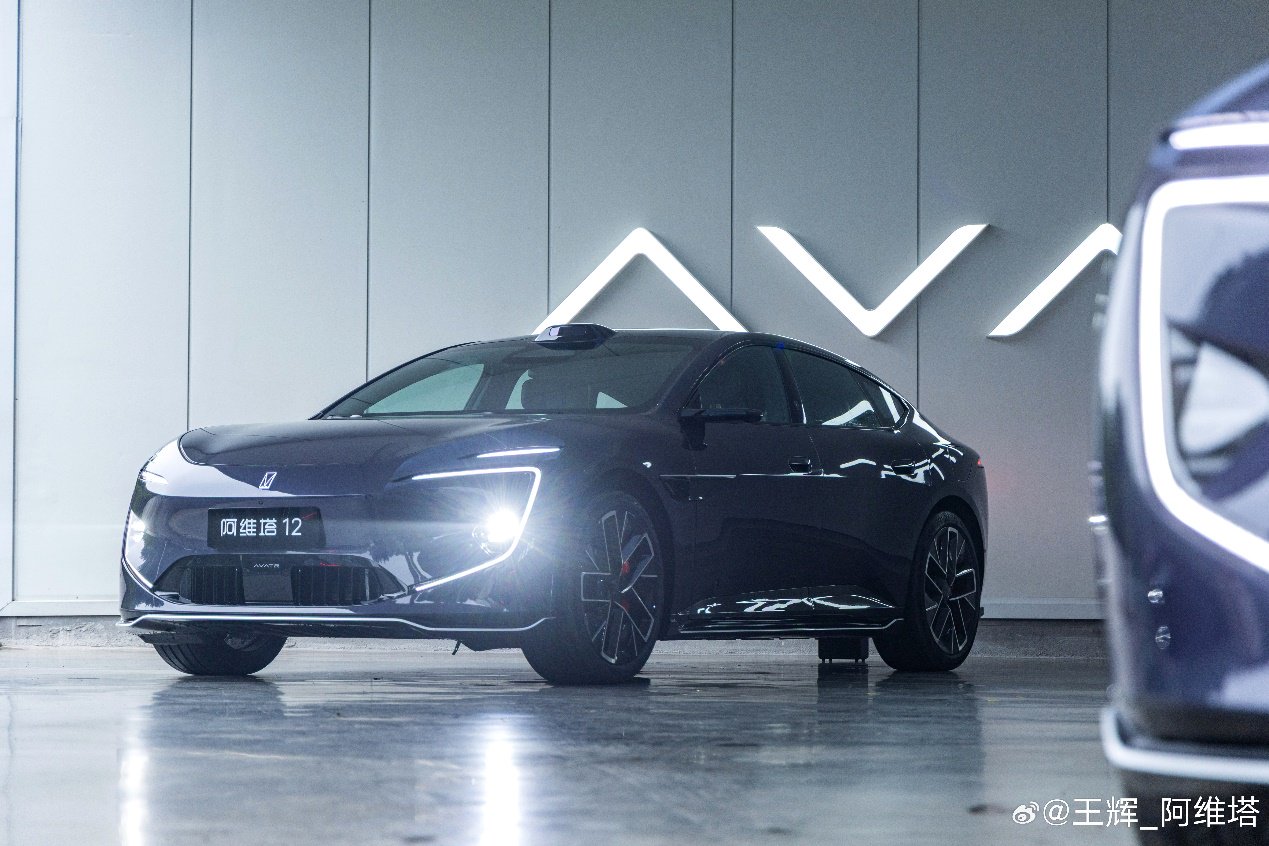 B柱增加“乾崑智驾ADS”标识 新款阿维塔12亮相