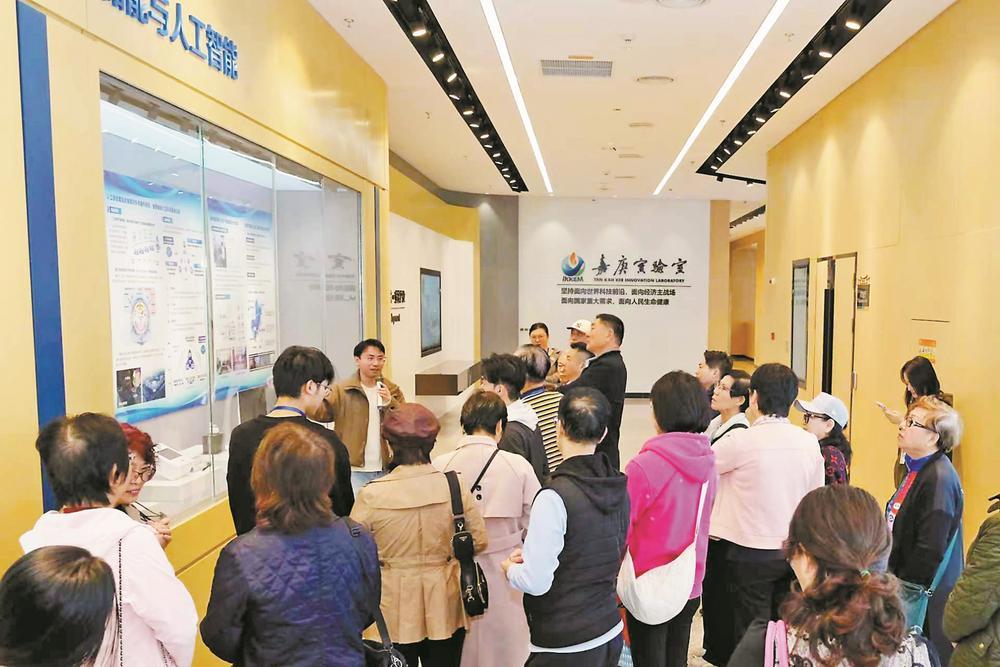 参会乡亲走进嘉庚创新实验室，实地感受翔安高质量发展。朱毅力 摄