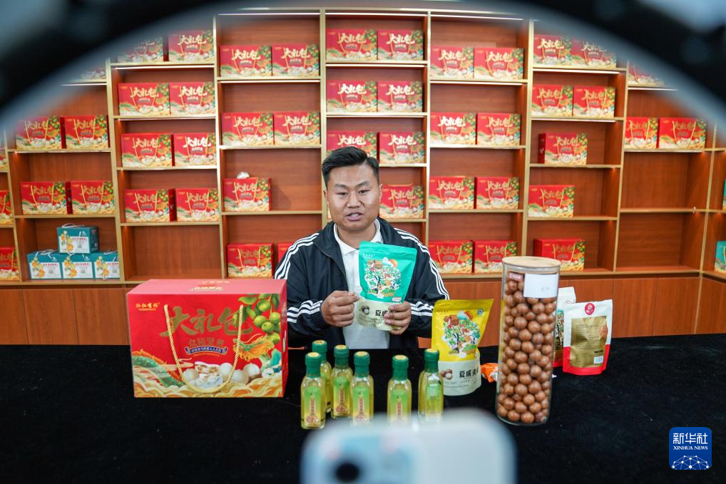 2026年1月6日，雲南省臨滄市鎮康縣一家堅果加工企業的工作人員通過電商平台銷售產品。新華社記者 彭奕凱 攝