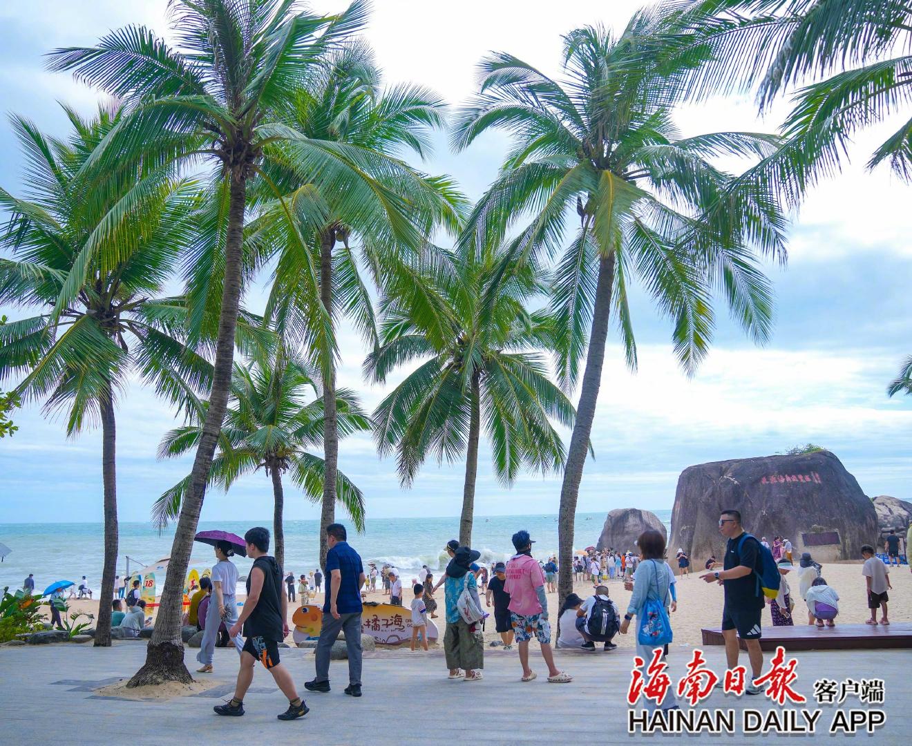 ​2025年7月，三亚市天涯海角游览区，来自五湖四海的游客漫步海边游玩。海南日报全媒体记者王程龙 摄