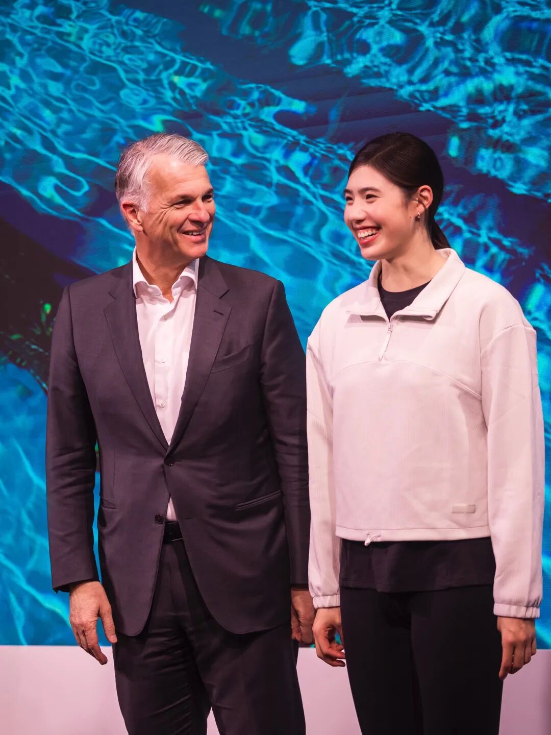 奥运冠军张雨霏亮相第26届瑞银大中华研讨会