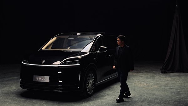 赵长江晒与智界V9合照 鸿蒙智行首款MPV发布在即