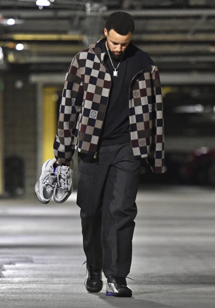 对阵猛龙！库里上脚卡特当年带火的经典气柱Shox BB4球鞋入场！