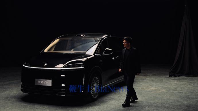 赵长江晒与智界V9合照