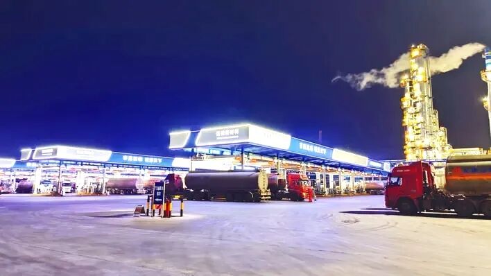 1月19日晚,信德新材料产业园产品运输繁忙。河南日报记者 王延辉 摄