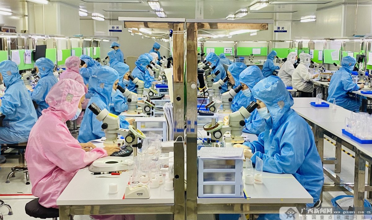 桂林領益製造有限公司手機結構件車間。王亞東 攝