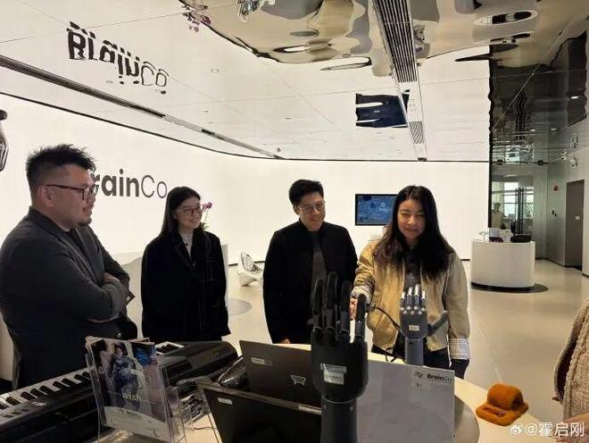 霍启刚和郭晶晶参观“杭州六小龙”之一强脑科技：大开眼界