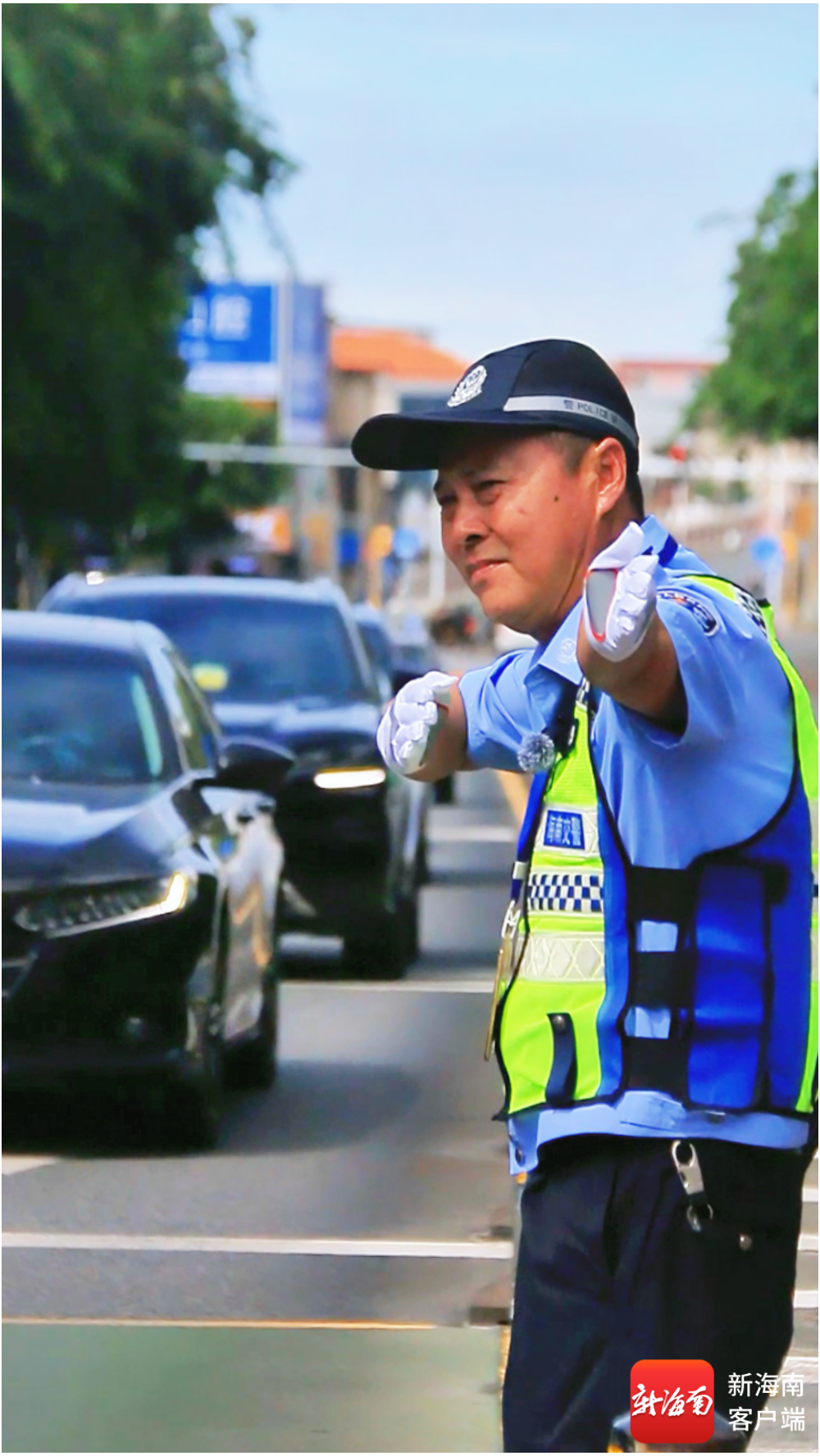 黃吳華在路口指揮交通。東方公安供圖