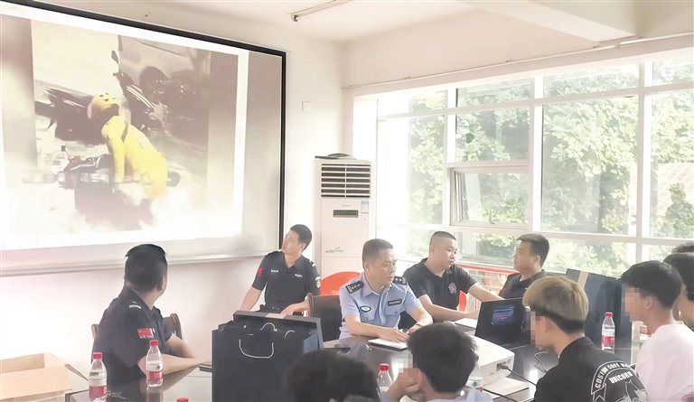 特警大隊組織孩子們觀看警示教育影片。昌江警方供圖