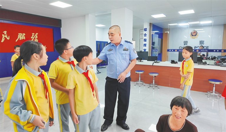 濱江派出所民警向等待家長的孩子們進行安全教育。海報集團全媒體中心記者 連蒙 攝