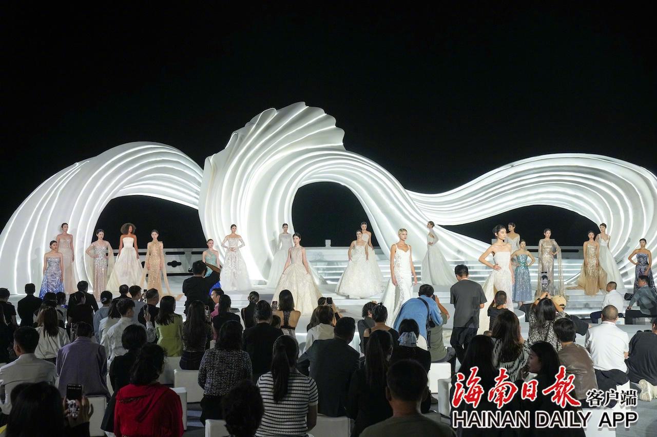 ​2025年11月，第二十九届三亚天涯海角婚庆节暨浪漫盛典在天涯海角景区举办。海南日报全媒体记者王程龙 摄