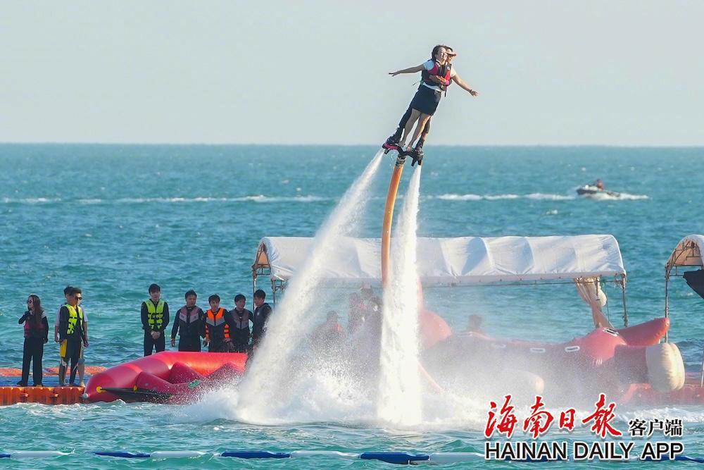 ​2026年1月3日，游客在三亚市大东海旅游区体验海上项目。海南日报全媒体记者王程龙 摄